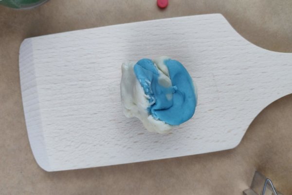 Eiskristall aus Easy-Knete blau und weiß - Vorbereitung
