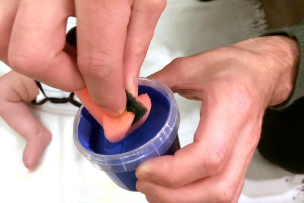 baby-fussabdruck-5 Fingermalfarbe mit Schwamm